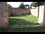 02541 ostia - regio v - insula vii - sede degli augustali (v,vii,1-2) - via degli augustali - 3. laden re vom eingang - bli ri westen - 01-2024.jpg